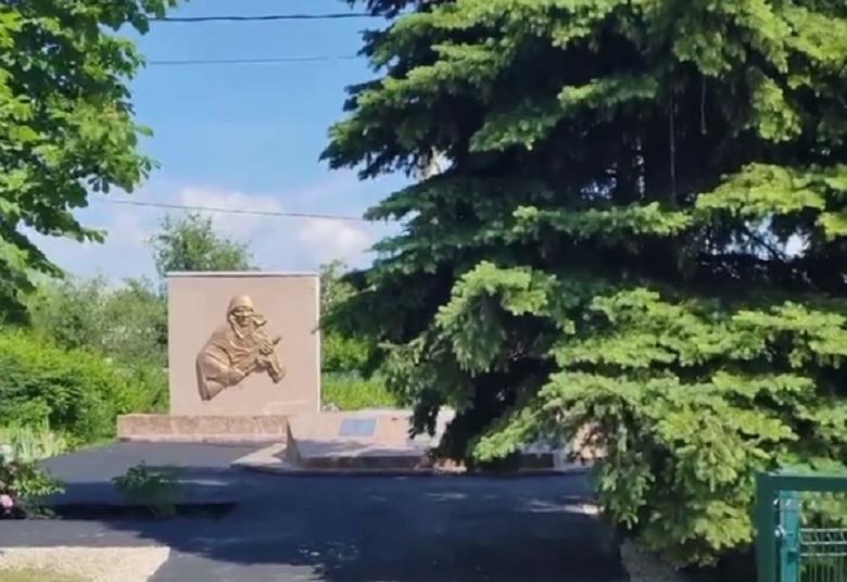 Депутат Госдумы помог восстановить памятник в саратовском селе