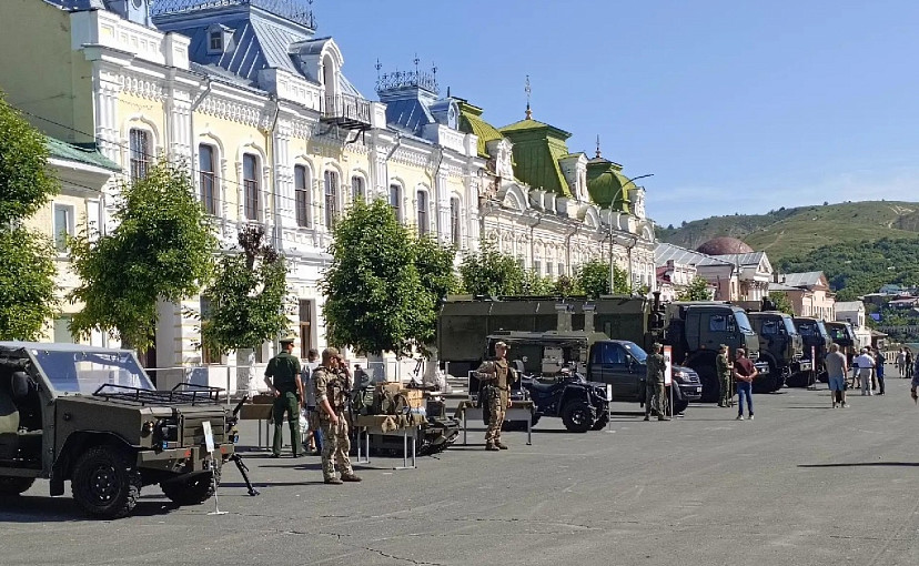 На площади в Вольске открыли выставку военной техники